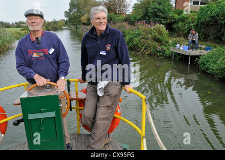 L'équipage du 'Egremont' sur le Canal de Chichester en bateau. Banque D'Images