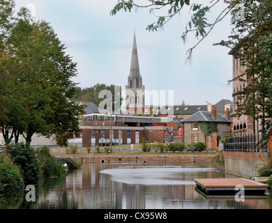 La vue depuis le canal maritime vers Chichester Chichester Cathedral in West Sussex Banque D'Images