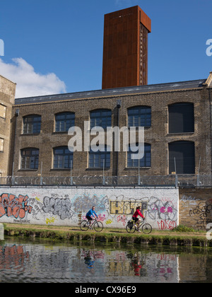 Cycle de personnes et dirigé par nouveau halage sur Regent's Canal construit dans le cadre de l'héritage des Jeux Olympiques de 2012 à Londres Banque D'Images