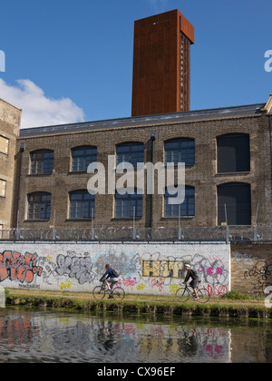 Cycle de personnes et dirigé par nouveau halage sur Regent's Canal construit dans le cadre de l'héritage des Jeux Olympiques de 2012 à Londres Banque D'Images