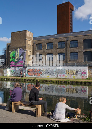 Cycle de personnes et dirigé par nouveau halage sur Regent's Canal construit dans le cadre de l'héritage des Jeux Olympiques de 2012 à Londres Banque D'Images