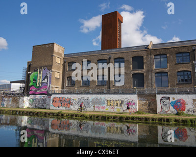 Cycle de personnes et dirigé par nouveau halage sur Regent's Canal construit dans le cadre de l'héritage des Jeux Olympiques de 2012 à Londres Banque D'Images