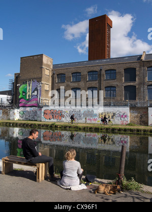 Cycle de personnes et dirigé par nouveau halage sur Regent's Canal construit dans le cadre de l'héritage des Jeux Olympiques de 2012 à Londres Banque D'Images