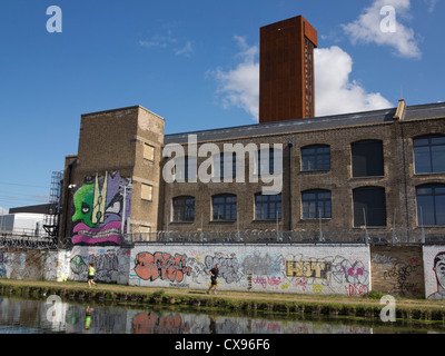 Les gens courent par nouveau halage sur Regent's Canal construit dans le cadre de l'héritage des Jeux Olympiques de 2012 à Londres Banque D'Images