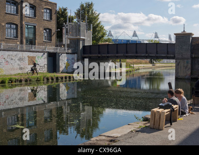 Cycle de personnes et dirigé par nouveau halage sur Regent's Canal construit dans le cadre de l'héritage des Jeux Olympiques de 2012 à Londres Banque D'Images