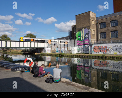 Cycle de personnes et dirigé par nouveau halage sur Regent's Canal construit dans le cadre de l'héritage des Jeux Olympiques de 2012 à Londres Banque D'Images