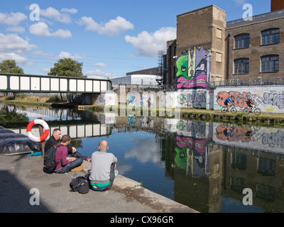 Cycle de personnes et dirigé par nouveau halage sur Regent's Canal construit dans le cadre de l'héritage des Jeux Olympiques de 2012 à Londres Banque D'Images