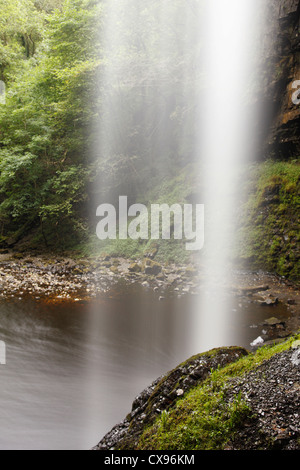 Vue de derrière, cascade Falls], [Henrhyd «' Brecon Beacons, Pays de Galles, Royaume-Uni Banque D'Images