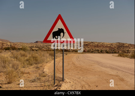 Panneau routier typique d'éléphants d'avertissement sur la route devant lui en Namibie, Afrique Banque D'Images