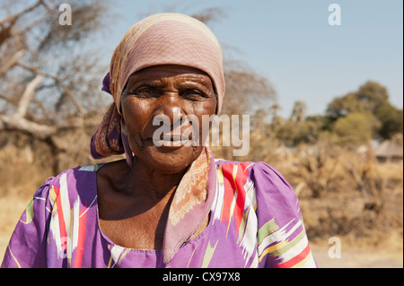 Plus femme africaine en vêtements traditionnels en milieu naturel Banque D'Images