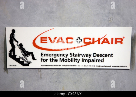 Chaise d'évacuation pour personnes à mobilité réduite dans la région de Echo Arena plusieurs étages Liverpool Merseyside Banque D'Images