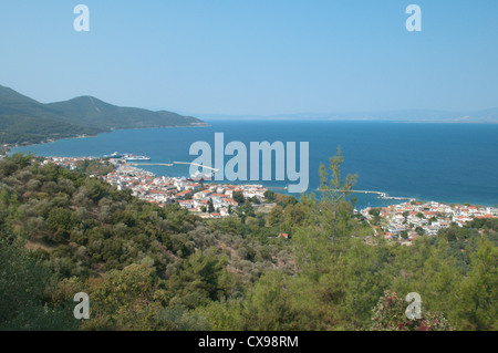 Thassos Town vu depuis les ruines du sanctuaire d'Athéna patronne ou le Temple de la Déesse Athéna poliouchos. Banque D'Images