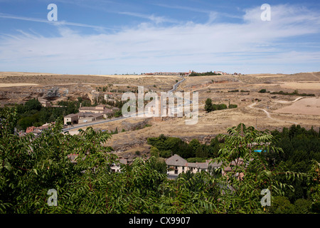 La vue de Barcelone à travers la campagne espagnole soulignant l'église de la Vera Cruz, centre. Banque D'Images