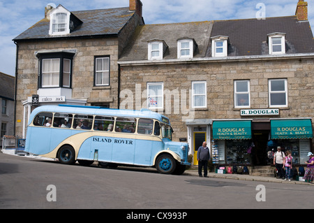 Un bus CXB Austin utilisés sur le tour de l'île attend dans Hugh Town, St Mary, Îles Scilly Banque D'Images