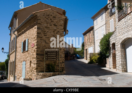 Un poteau de signalisation dirige les visiteurs vers le village sur une colline de Grimauld pour les divers sites qui peuvent être vus. Banque D'Images