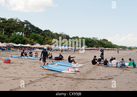 Surfer sur les étudiants, de Seminyak, Legian et Kuta Beach Banque D'Images