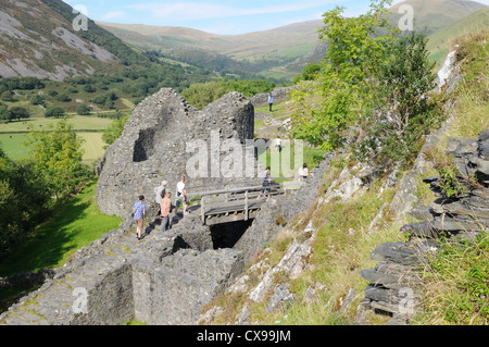 Les marcheurs à Castell y Bere Llanfihangel - y- Pennant Dysynni Gwynedd Valley Wales Snowdonia Cymru UK GO Banque D'Images