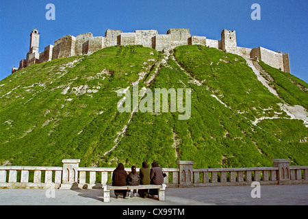 Un groupe de femmes apprécier la vue de la Citadelle d'Alep le 15 mars 2004 à Alep, en Syrie. Banque D'Images