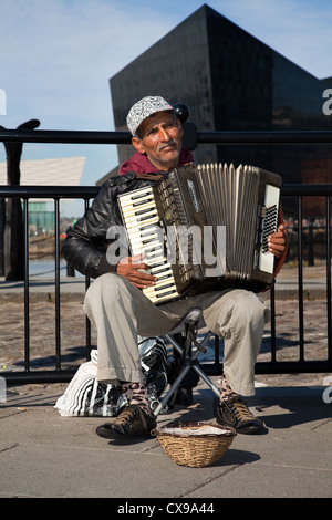 Cantarajiv Ylie (MR) musicien de rue, joueur d'accordéon, comédie musicale, pièce, spectacle. Busker à Albert Dock jouant Weltmeister Piano accordian. Banque D'Images