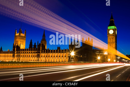 Sentiers de la circulation sur le pont de Westminster avec les Chambres du Parlement et Big Ben sur l'arrière-plan à Westminster, London, UK. Banque D'Images