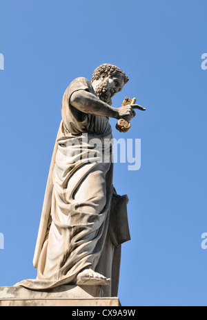 Détail architectural statue de Saint Pierre dans la Cité du Vatican, Rome - Italie Banque D'Images