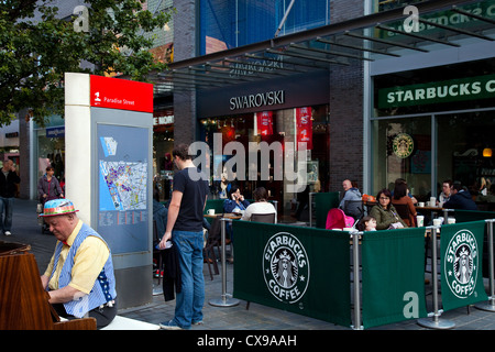 Jeu de piano Artiste du  Street performer in Paradise Street, Liverpool, Merseyside L1, UK Banque D'Images