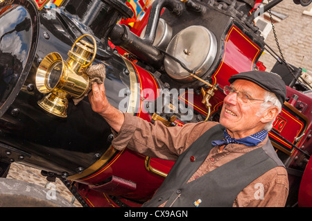 Un homme nettoie le moteur de traction à vapeur à la 1940 week-end à Leyburn dans le North Yorkshire, Angleterre, Grande-Bretagne, Royaume-Uni Banque D'Images