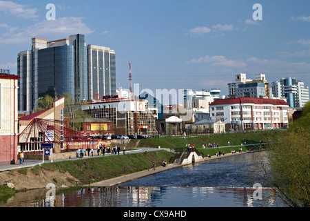 Weir (barrage) sur la rivière Iset. Ekaterinbourg. Sites de la ville. Vue sur la ville. L'été. La Russie. Banque D'Images