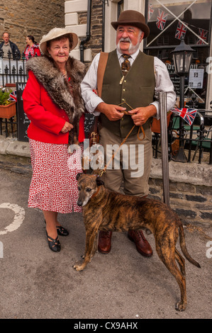 Un couple habillé en 1940 week-end à Leyburn dans le North Yorkshire, Angleterre, Grande-Bretagne, Royaume-Uni Banque D'Images