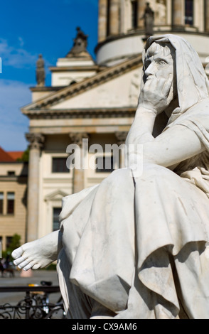 Détail de la partie du monument au poète allemand Friedrich Schiller, Gendarmenmarkt à Berlin, avec la cathédrale française derrière Banque D'Images