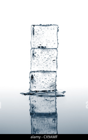 Des cubes de glace sur blanc empilés Banque D'Images