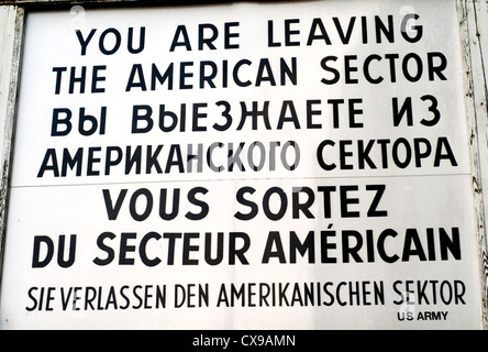 Close-up de la réplique vous quittez le secteur américain signe à Checkpoint Charlie à Berlin, Allemagne Banque D'Images