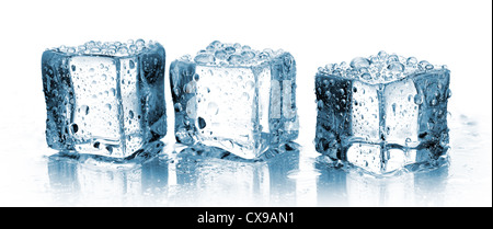 Trois cubes de glace dans la rangée on white Banque D'Images