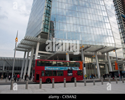 Bus de Londres à la base du fragment, plus haut édifice de l'Union européenne, montrant la Station London Bridge en arrière-plan. Banque D'Images