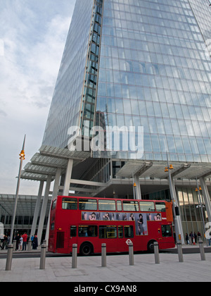 Bus de Londres à la base du fragment, plus haut édifice de l'Union européenne, montrant la Station London Bridge en arrière-plan. Banque D'Images
