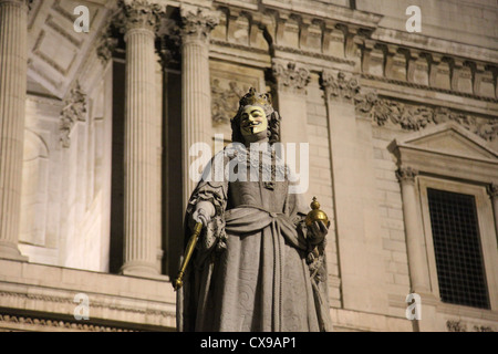 Un anonyme masque se trouve sur la face de la statue de la reine Anne à l'extérieur de la Cathédrale St Paul de Londres. Banque D'Images