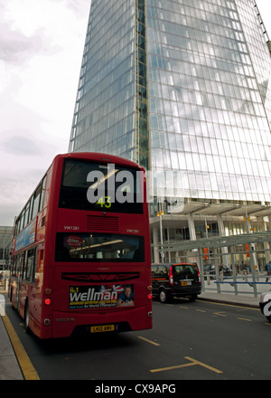 London bus et taxi à la Station London Bridge avec vue sur le Shard, plus haut édifice de l'Union européenne. Banque D'Images