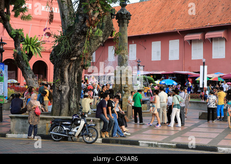 Les touristes sur la place historique de Christ Church à Melaka, Malaisie. Banque D'Images