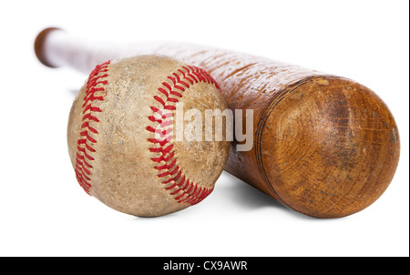 Batte de baseball et balle en bois isolé sur fond blanc Banque D'Images
