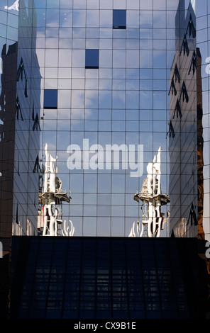 Reflets dans le verre de Quay West par le Manchester Ship Canal Grand Manchester Salford Quays de Salford en Angleterre Banque D'Images