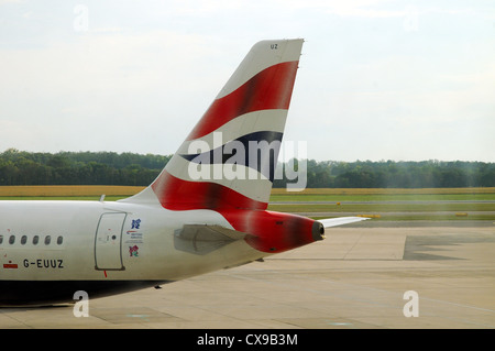 Logo British Airways sur l'empennage de l'avion de passagers d'un Airbus 320 Banque D'Images