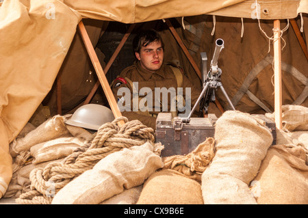 Un homme dans un bunker avec arme sur les années 1940 à la fin de semaine à Leyburn North Yorkshire, Angleterre, Grande-Bretagne, Royaume-Uni Banque D'Images