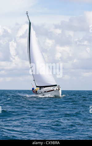 S Beneteau yacht à voile en mer Banque D'Images