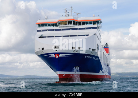 Stena Précision (anciennement Seatruck Précision) en mer dans le lac de Belfast avant d'entrer en service sur la route de Heysham à Belfast Banque D'Images