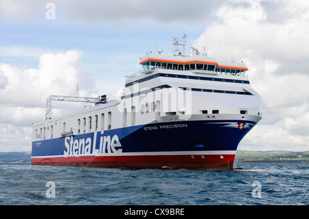 Stena Précision (anciennement Seatruck Précision) en mer dans le lac de Belfast avant d'entrer en service sur la route de Heysham à Belfast Banque D'Images