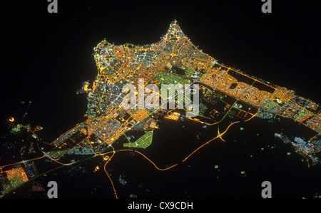 La ville de Koweït dans la nuit vue de l'espace Banque D'Images