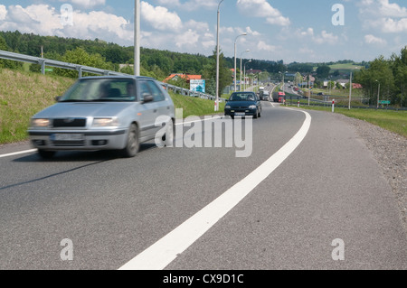 De l'autoroute, la route E77 Cracovie - Zakopane, près de Cracovie, à la nord. Banque D'Images