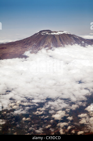 Le mont Kilimandjaro, sommet enneigé vue aérienne , Tanzanie Afrique Banque D'Images