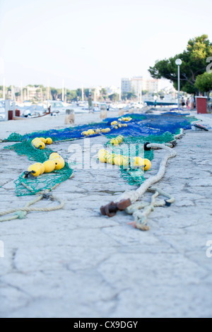 Corde au chalut résille putdoor en été à la pêche du port Banque D'Images