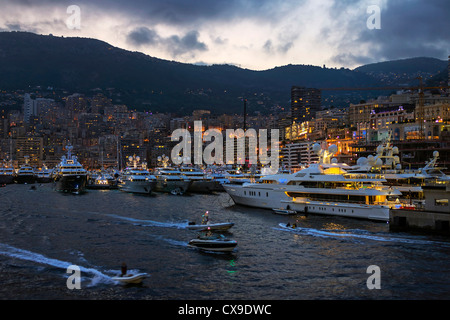 Monaco Port Hercule au crépuscule pendant le Yacht Show 2012 Banque D'Images